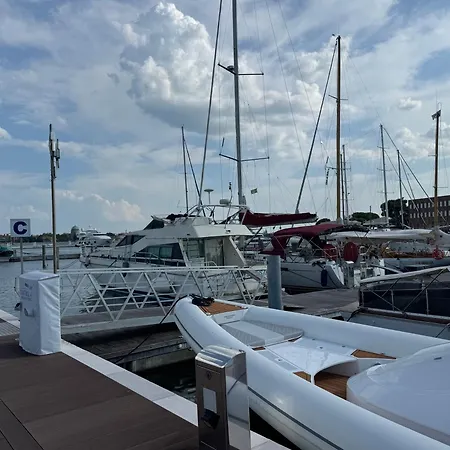 Sailyachtvenice بوتيل