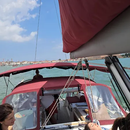 Sailyachtvenice بوتيل